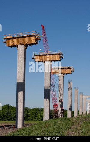 Ponte piloni in costruzione nei pressi di Austin in Texas per il supporto di un cavalcavia in corrispondenza dell'intersezione di una strada esistente e la strada a pedaggio Foto Stock