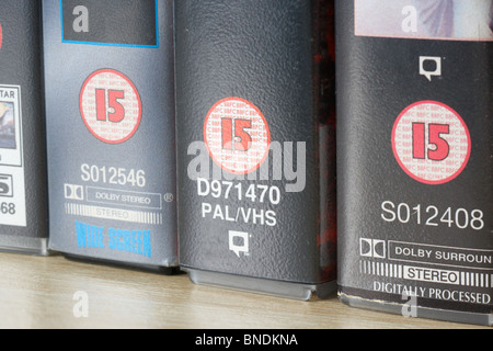 Fila di video vhs casi mostranti BBFC pellicola 15 quindici classificazione avviso dal regno unito Foto Stock