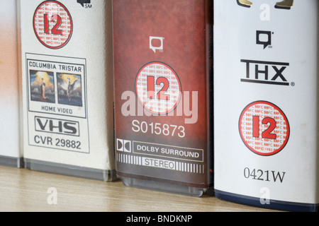 Fila di video vhs casi mostranti BBFC pellicola 12 dodici avviso di classificazione dal regno unito Foto Stock
