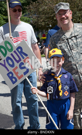Amherst, New Hampshire - un cub scout può contenere fino a firmare la lettura 'Do il vostro migliore' al 4 luglio sfilata in una piccola New England town. Foto Stock