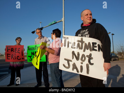 I manifestanti vicino a Fort Hood Army Base esecrare la 30-giorno frase di un soldato per aver rifiutato di andare su una seconda distribuzione di Iraq. Foto Stock
