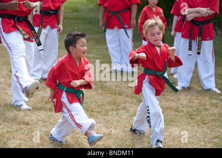 Amherst, New Hampshire - Taekwondo studenti provano prima di partecipare nel luglio 4 sfilata in una piccola New England town. Foto Stock