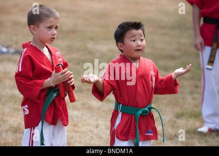 Amherst, New Hampshire - Taekwondo studenti provano prima di partecipare nel luglio 4 sfilata in una piccola New England town. Foto Stock