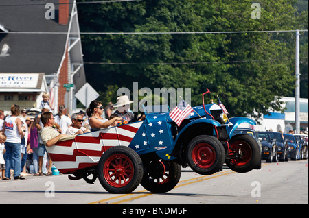 Patrotic impennarsi in auto nella più antica indipendenza continua parata del giorno in America nel nuovo Pekin, Indiana Foto Stock