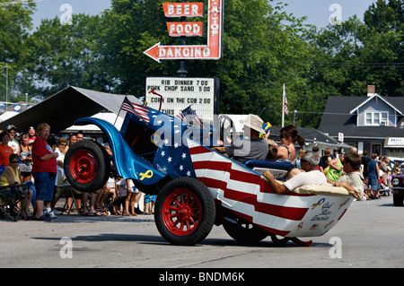 Impennata patriottica auto nella più antica indipendenza continua parata del giorno in America nel nuovo Pekin, Indiana Foto Stock