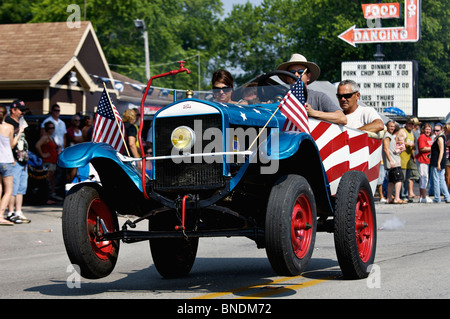 Impennata patriottica auto nella più antica indipendenza continua parata del giorno in America nel nuovo Pekin, Indiana Foto Stock