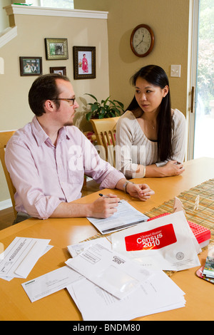 Japanese-American moglie e marito Mexican-American compilare loro 2010 Stati Uniti Censimento forma nella loro casa di Austin, Texas. Foto Stock