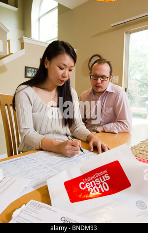 Japanese-American moglie e marito Mexican-American compilare loro 2010 Stati Uniti Censimento forma nella loro casa di Austin, Texas. Foto Stock