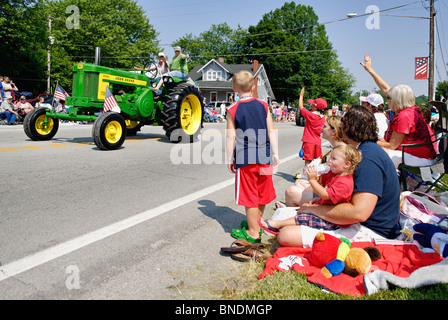 Guardare la famiglia di trattore John Deere nella più antica indipendenza continua parata del giorno in America in Pekin, Indiana Foto Stock