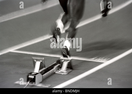 Particolare di donna spingendo blocchi di partenza. Foto Stock