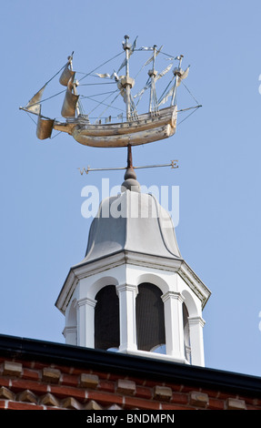 Golden Hind banderuola sui Palazzi del Municipio, Castle Street, Farnham Surrey Foto Stock