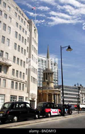 BBC Broadcasting House e tutte le anime Chiesa, Portland Place, City of Westminster, Londra, Inghilterra, Regno Unito Foto Stock