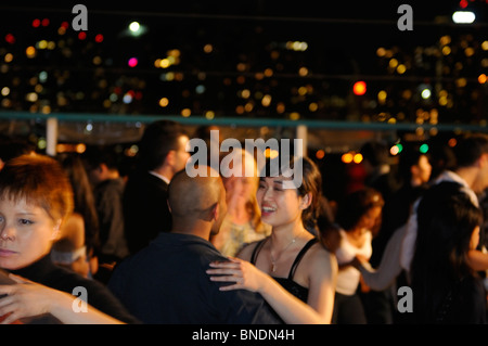 I giovani su un ballo latino club crociera in barca con lo skyline di Toronto si illumina di notte Foto Stock