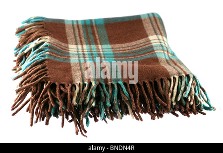 Marrone-verde tartan a scacchi coperta di lana con frangia isolata su bianco Foto Stock