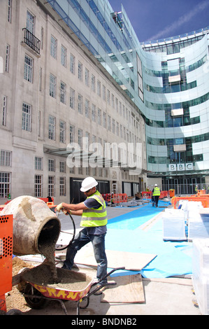 Lavoratori edili, BBC Egton ala, Regent Street, City of Westminster, Londra, Inghilterra, Regno Unito Foto Stock