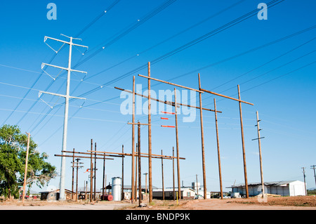 Grande potenza di nuovi poli sono predisposte per le linee di trasmissione in Pinal County, Arizona. Foto Stock