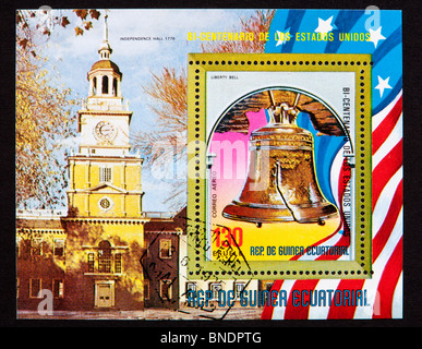 Foglio di Souvenir dalla Guinea equatoriale raffigurante la Liberty Bell e la Liberty Hall Foto Stock