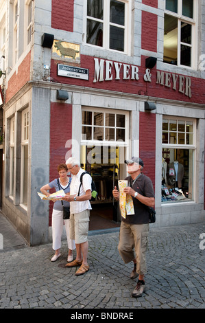 Nederland, Amsterdam, 4 Augusto 2009 passeggiando per il centro storico di Maastricht. Ben noto negozio ebraico. Foto Stock