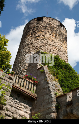 Tall pietra rotonda di torretta medievale del XIII secolo il castello di Colmberg hotel Baviera Germania in estate, cielo blu sullo sfondo Foto Stock