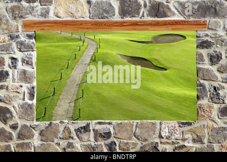 Finestra di vista campo da golf di pietra della parete in muratura Foto Stock