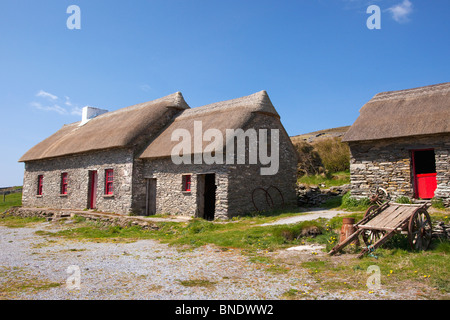 Xix secolo con tetto di paglia di carestia Fahan Cottage Penisola di Dingle County Co. Kerry nel sole primaverile Repubblica di Irlanda Eire Europa Foto Stock