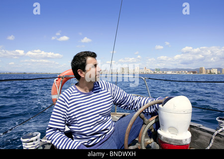 Blue Sailor uomo vintage a Vela Barca a vela in legno del mar mediterraneo Foto Stock