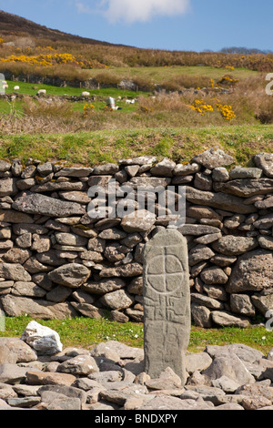 Gallarus oratorio croce celtica Penisola di Dingle County Co. Kerry nel sole primaverile Repubblica di Irlanda Eire Europa Foto Stock