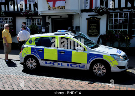 Auto della polizia a High Street, Hoddesdon, Hertfordshire, Inghilterra, Regno Unito Foto Stock