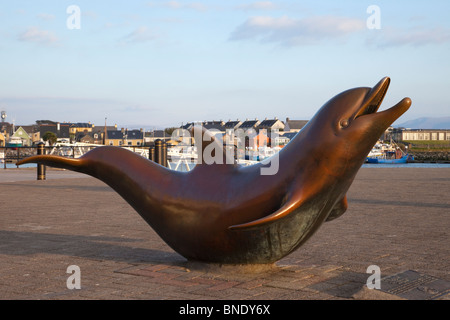 La scultura in bronzo di Fungie delfini scolpiti da James Bottoms Penisola di Dingle County Co. Kerry Repubblica di Irlanda Foto Stock