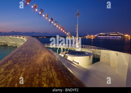 Vista della nave da crociera prua di un'altra nave di crociera in Fort Lauderdale all'alba Foto Stock