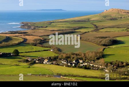 Su una chiara inverno mattina, guardando ad ovest dalla collina Smedmore lungo la Jurassic Coast sopra Kimmeridge, Dorset, Regno Unito Foto Stock