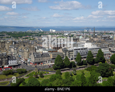 Princes Street, e gli acquirenti su un estate sabato, dal Castello di Edimburgo, Edimburgo, Scozia, Firth of Forth e Fife dietro. Foto Stock