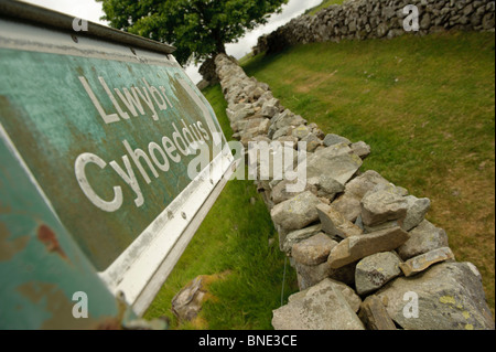 Sentiero pubblico sign in lingua gallese lungo un vecchio lane near Trawsfynydd nel Parco Nazionale di Snowdonia, Gwynedd North Wales UK Foto Stock