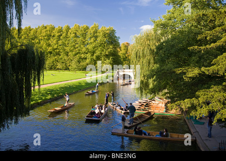 Punting sul fiume Cam a Cambridge, Inghilterra. Foto Stock