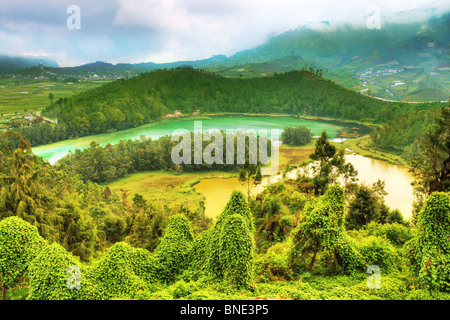 Laghi Telaga Warna e Cisaat al plateau Dieng Foto Stock