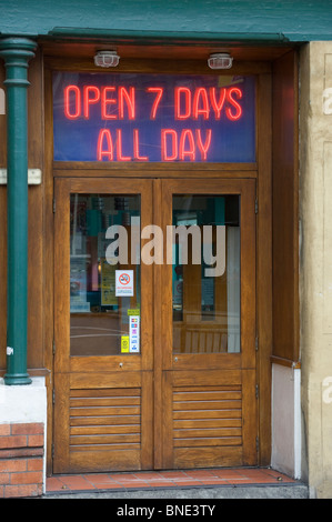 Illuminati al neon shop segno Regno Unito Foto Stock