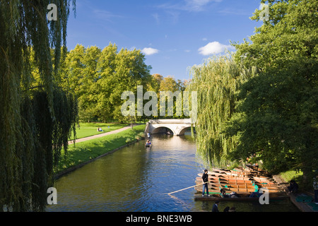 Punting sul fiume Cam a Cambridge, Inghilterra. Foto Stock