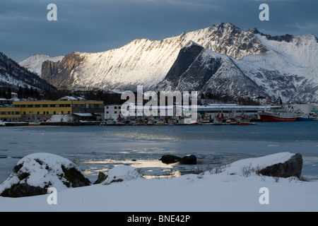 Mefjordbotn pesca costiera borgo incastonato tra le montagne senja inverno artico Norvegia Foto Stock