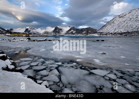Mefjordbotn pesca costiera borgo incastonato tra le montagne senja inverno artico Norvegia Foto Stock