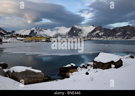 Mefjordbotn pesca costiera borgo incastonato tra le montagne senja inverno artico Norvegia Foto Stock