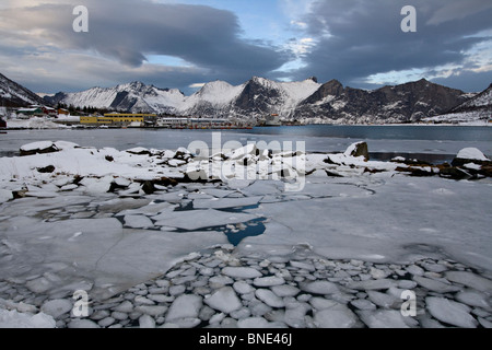 Mefjordbotn pesca costiera borgo incastonato tra le montagne senja inverno artico Norvegia Foto Stock