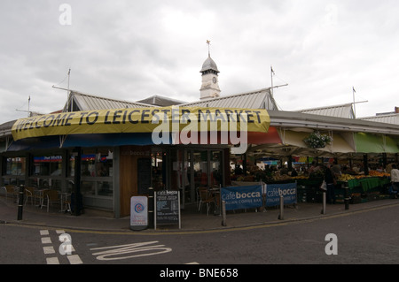 Leicester alimentari sul mercato coperto di stallo di bancarelle di frutta fresca e verdura ortaggi rivenditore al dettaglio la vendita al dettaglio di shop Carrello shop Foto Stock