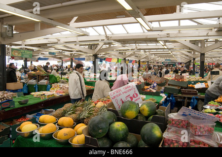 Leicester alimentari sul mercato coperto di stallo di bancarelle di frutta fresca e verdura ortaggi rivenditore al dettaglio la vendita al dettaglio di shop Carrello shop Foto Stock