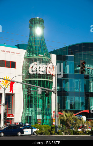 Outback Steakhouse bar e club sulla strip di Las Vegas, con il gigante bottiglia di coca nella finestra di vetro ascensore Foto Stock