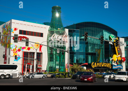 Outback Steakhouse bar e club sulla strip di Las Vegas, con il gigante bottiglia di coca nella finestra di vetro ascensore Foto Stock