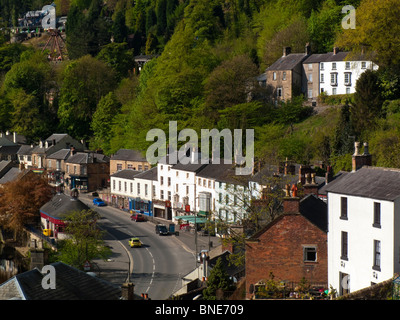 Negozi e case sulla North Parade di Matlock Bath nel Derbyshire Peak District Inghilterra Regno Unito un tradizionale spa resort sulla A6 road Foto Stock