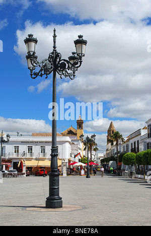 Ornati in ferro battuto lampione e cafe' sul marciapiede in Plaza de Espana, Medina Sidonia, la provincia di Cadiz Cadice, Andalusia, Spagna. Foto Stock