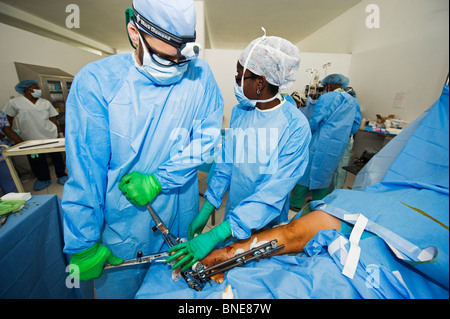 Assistenza medica e trattamento, ospedale, Port-au-Prince, Haiti, dopo gennaio 2010 terremoto Foto Stock