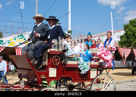 Carro trainato da cavalli, feria massa, Aprile Fiera di primavera, Siviglia, provincia di Siviglia, in Andalusia, Spagna, Europa occidentale. Foto Stock