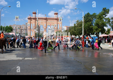 Le donne in abiti di flamenco dall ingresso alla feria massa, Aprile Fiera di primavera, Siviglia, provincia di Siviglia, in Andalusia, Spagna. Foto Stock